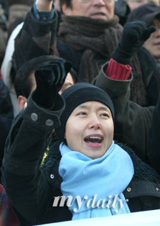 [전도연] 투표는 아빠 때문에 한두번 해봤다. 자고 있는데 나가서 1번, 2번 찍어라 해서.(웃음) | 인스티즈