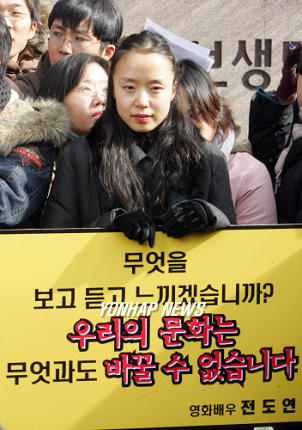 [전도연] 투표는 아빠 때문에 한두번 해봤다. 자고 있는데 나가서 1번, 2번 찍어라 해서.(웃음) | 인스티즈