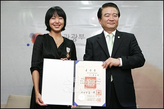 [전도연] 투표는 아빠 때문에 한두번 해봤다. 자고 있는데 나가서 1번, 2번 찍어라 해서.(웃음) | 인스티즈