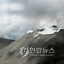 연기가 피어오르는 갈레라스 화산