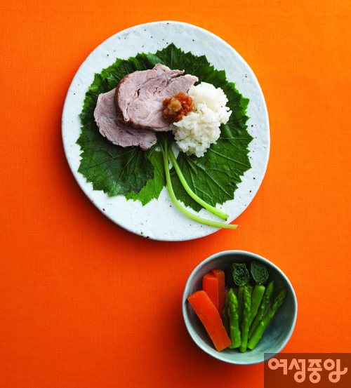 쌉쌀한 머위로 싸 먹는 담백한 수육
