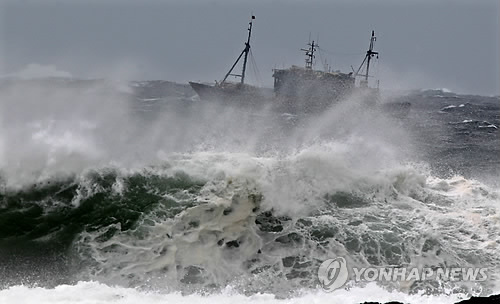 제주 태풍 '볼라벤' 직접영향‥연륙교통 마비