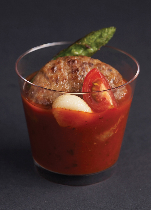 토마토소스를 곁들인 와규버거스테이크