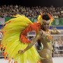 브라질 카니발 퍼레이드에서 춤추는 여성 무용수