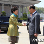 [사진]황우여 대표와 인사하는 박근혜 대통령