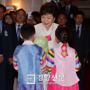 [경향포토]환영 꽃다발 받는 박근혜 대통령