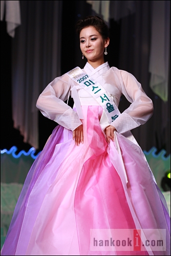 [포토] 2007 미스코리아 한복 심사 "제 모습, 단아하죠?"