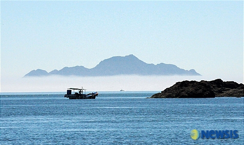 >우기자 여행사진< 해무위로 아련한 선갑도와 어선
