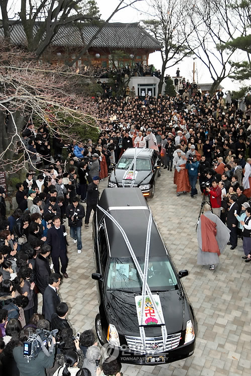 길상사 떠나는 '무소유' 법정스님