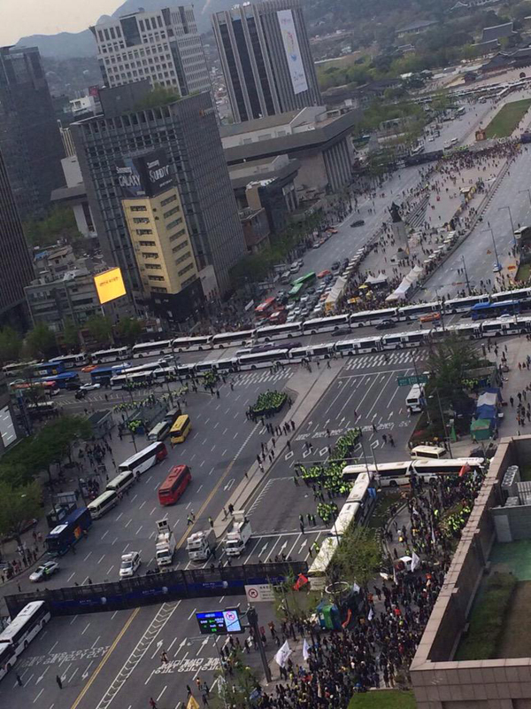 지난 18일 서울 광화문광장 일대에 만들어진 경찰 차벽.(사진=참여연대 트위터)