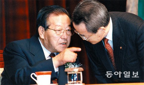 문재인을 끌어내리려는 세력이 밖에만 있을까 | 인스티즈