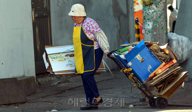 청년실업과 장년층의 은퇴에 따른 생활고가 노인빈곤으로 연결되는 악순환이 이어지고 있다. 서울 용산구에서 한 노인이 한푼이라도 더 벌기위해 파지를 주워 팔고 있다. 김명섭 기자 msiron@heraldcorp.com