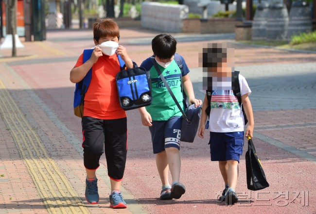 국내에 중동호흡기증후군(MERS·메르스)로 인한 사망자뿐 아니라 3차 감염자까지 나오는 등 우려가 현실화되면서 휴교령을 내린 초등학교도 나오고 있다. 윤병찬 기자/yoon4698@heraldcorp.com