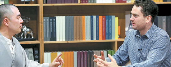 미래 계획에 대해 묻자 다니엘 튜더(오른쪽)는 서울에서 친구들과 같이 운영하는 맥줏집 &lsquo;더 부스&rsquo;와 영국에서 공동 설립한 독립언론매체 &lsquo;바이라인&rsquo;이 자리 잡으면 한국으로 돌아와 노인들을 위해 뭔가 좋은 일을 하고 싶다고 말했다. [오종택 기자]