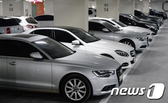 서울 강서구 한 건물 주차장의 수입차들 © News1 신웅수 기자