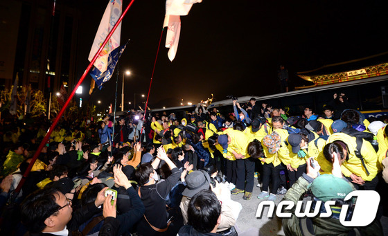 4월18일 밤 서울 광화문 앞에서 세월호 참사 1년 전국 집중 범국민대회 참가자들이 행진 중 경찰과 대치하는 가운데 전명선 4·16가족협의회 운영위원장 및 유가족들이 차벽 밖으로 나와 집회를 정리하며 참가자들에게 감사 인사를 하고 있다. /뉴스1 © News1 박정호 기자