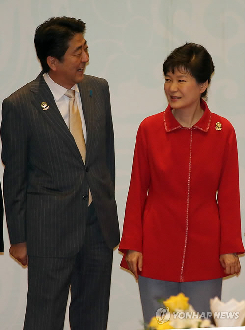 박근혜 대통령과 아베 신조 일본 총리가 2014년 11월 미얀마에서 열린 `아세안(ASEAN)+3` 정상회의에 참석해 기념촬영하고 있다.  [매경 DB]