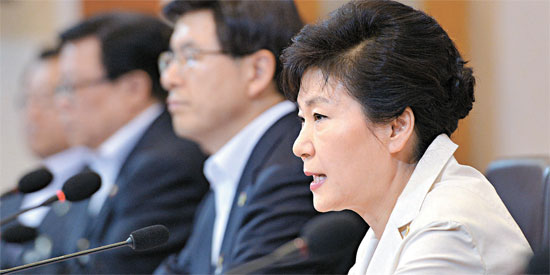 거부권 정국이 29일 분수령을 맞는다. 박근혜 대통령은 이날 수석비서관회의를 주재하고, 새누리당도 경기도 평택에서 최고위원회의를 연다. 청와대 관계자는 &ldquo;유승민 원내대표가 물러나야 사태가 매듭지어질 것&rdquo;이라고 말했다. 사진은 25일 국무회의에서 거부권 행사를 설명하고 있는 박 대통령. [청와대 사진기자단]