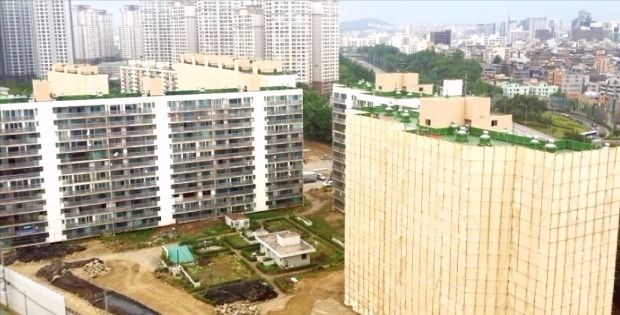 서울 반포동 삼호가든 사거리 일대 삼호가든4차 아파트가 재건축을 위한 건물 철거에 앞서 가림막 설치 공사를 하고 있다. 김보형 기자