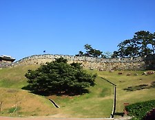 '화성' 따라 걸으며 먹는 통닭, 만두, 칼국수