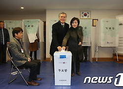 [사진]투표하는 문재인 후보 부부