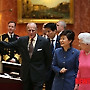 영국 여왕과 함께 미술품 보는 박 대통령