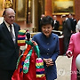 선물 보는 박 대통령과 엘리자베스 2세 여왕