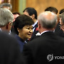 영국 의원들과 인사하는 박 대통령
