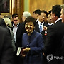 영국 의원들과 인사하는 박 대통령
