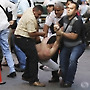 사복 경찰들에게 끌려가는 베네수엘라의 반정부 시위자