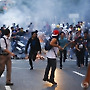 최루탄을 피해 달아나는 시위대 - 베네수엘라 반정부 시위 현장