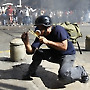 새총을 쏘는 베네수엘라의 반정부 시위자