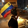 국기를 든 남자 - 베네수엘라 반정부 시위 현장